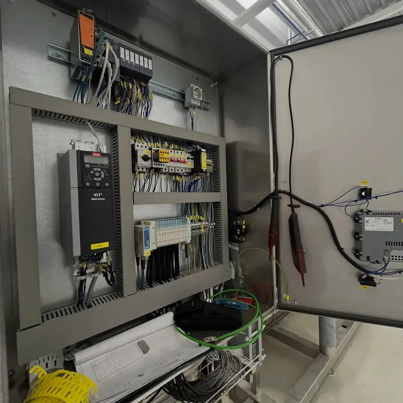 Elektro ormar s frekventnim regulatorom, dio automatizacije pogona za proizvodnju marmelade